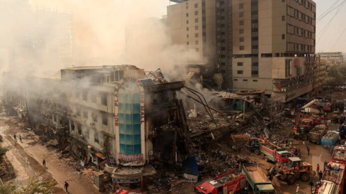 Incendio en centro comercial de Karachi, Pakistán, deja al menos 23 muertos y 46 desaparecidos