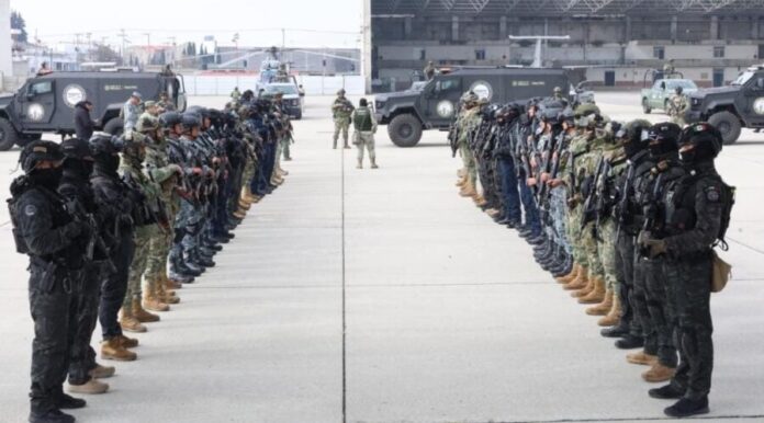 Traslada México a otros 37 líderes criminales a Estados Unidos. Así se busca complacer al presidente Donald Trump.