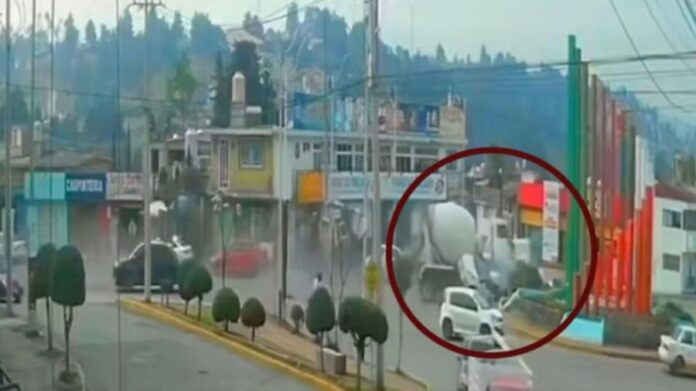 Video: Revolvedora se impacta contra un auto tras quedarse sin frenos en Almoloya de Juárez, Edomex