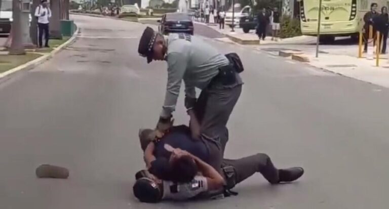 Sujeto riñe con agentes de la Guardia Nacional en la Zona Hotelera de Cancún. Fue a la altura del kilómetro 12.