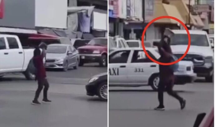 Video Mujer causa destrozos al lanzar piedras a vehículos en Villahermosa, Tabasco