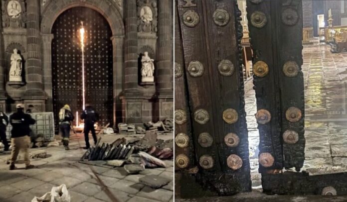 Incendian portón norte de la Catedral de Puebla en acto vandálico