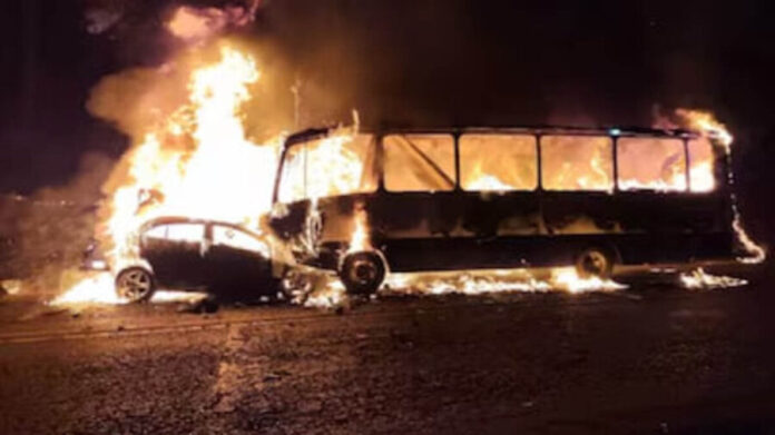 Mueren cuatro personas en choque entre autobús y auto en la México–Cuernavaca