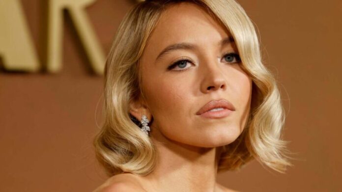 Actriz Sydney Sweeney cuelga ropa interior en letrero de Hollywood en Los Ángeles y podría enfrentar cargos