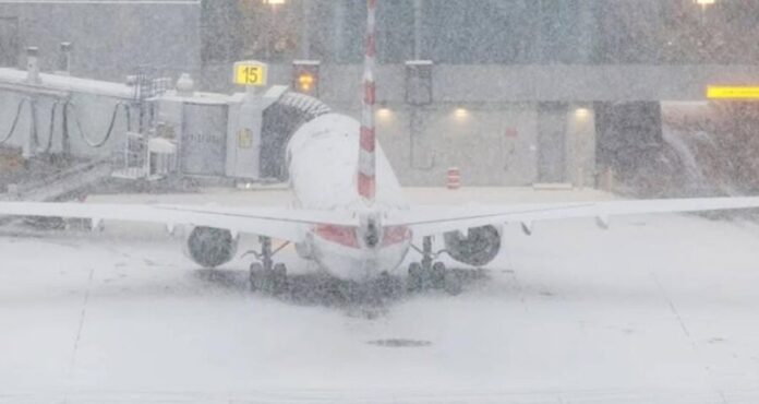 Más de 100 operaciones aéreas se han visto afectadas en Cancún por la tormenta invernal de Estados Unidos.