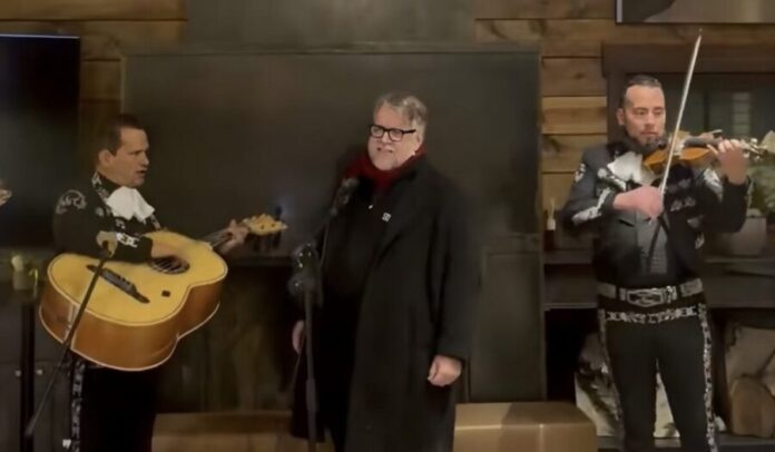 Guillermo del Toro sorprende cantando con mariachi en el Festival de Cine de Sundance