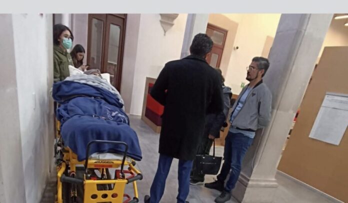 Mujer de 102 años llega en camilla al banco para reponer su tarjeta en Durango