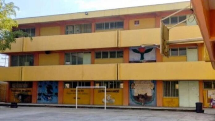 Video: Estudiantes de secundaria se pelean afuera de la escuela y uno saca una pistola en CDMX