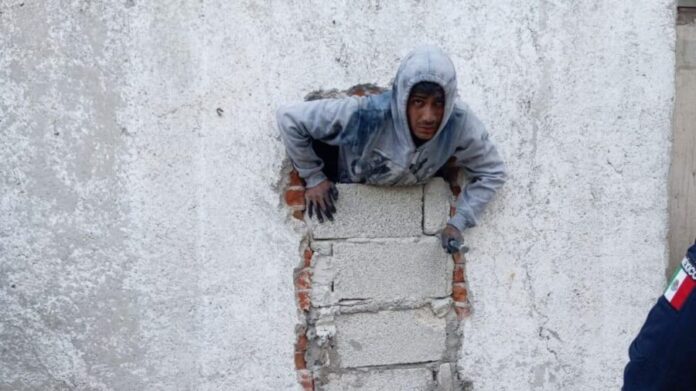 Ladrón hace un hoyo en la pared para robar material de construcción y se queda atorado en Puebla