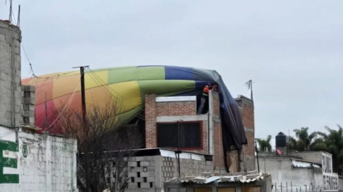 Globo aerostático aterriza de emergencia sobre una casa en Teotihuacán, Edomex