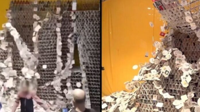 Niña derriba escultura de 60 mil vasos y arruina intento de récord mundial en Alemania