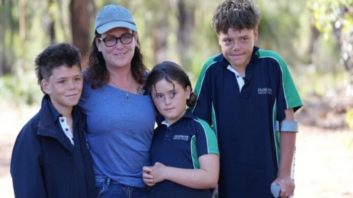 Niño nada cuatro horas para salvar a su familia atrapada en el mar en Australia