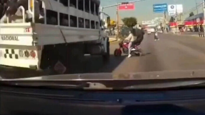 Camión de la Guardia Nacional se pasa un alto y atropella a motociclistas en Ecatepec, Edomex