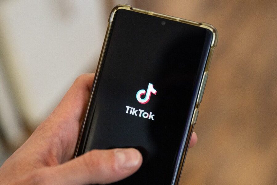 Niña de siete años termina en coma tras explotar juguete en el microondas por un reto en TikTok