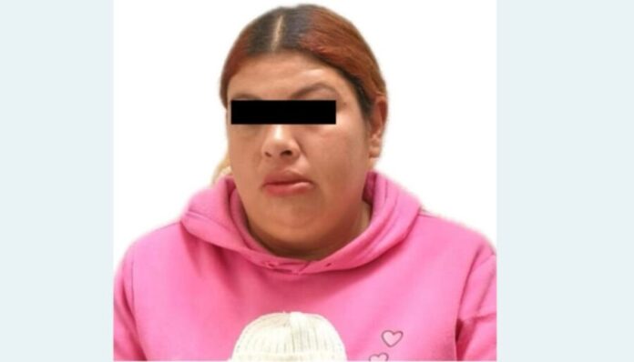 Detienen a madre acusada de obligar a sus hijos a vender dulces en Edomex