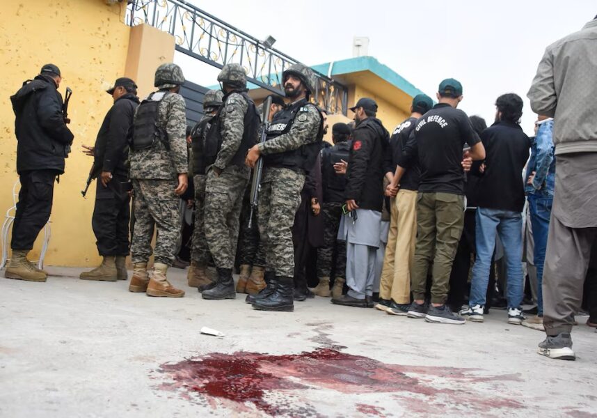 Video: Deja al menos 31 muertos y 169 heridos un atentado suicida en una mezquita en Pakistán