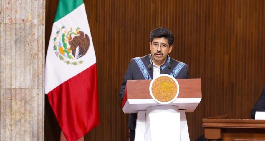 Video: Se disculpa ministro Hugo Aguilar luego que empleada de la Suprema Corte le limpiara los zapatos