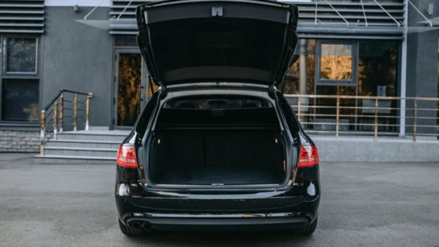 Hallan a tres niños en la cajuela de un auto durante operativo policial en Colorado, Estados Unidos