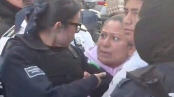 Video: Mujer se desmaya tras presenciar el arresto de su hijo en Tehuacán, Puebla