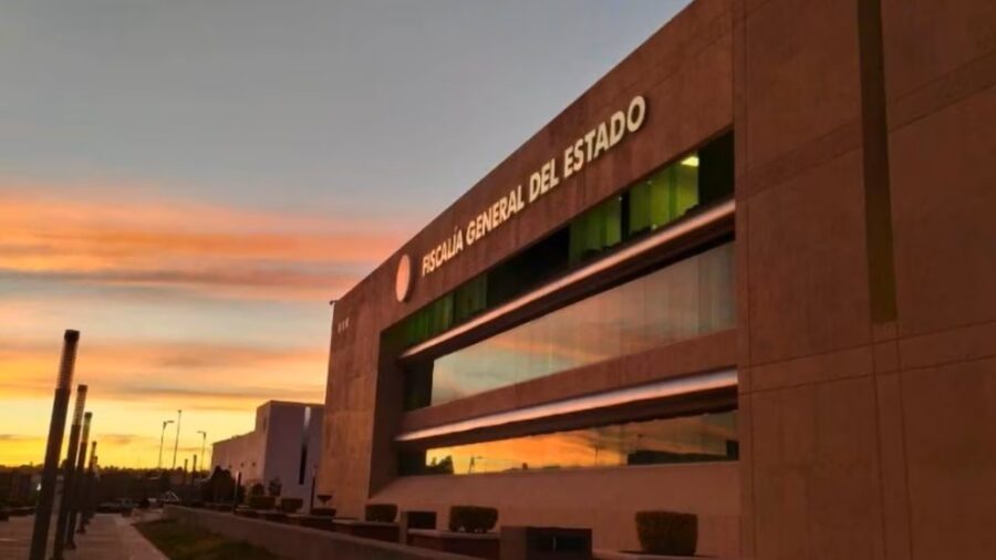 Abandonan restos humanos calcinados afuera de la Fiscalía en León, Guanajuato