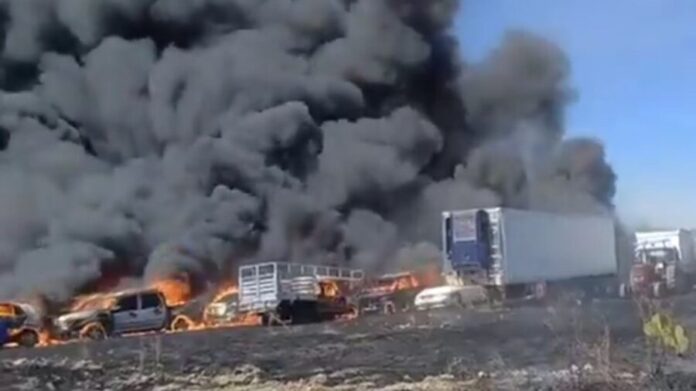 Se incendia corralón de la Fiscalía de Tlaxcala y consume 184 vehículos