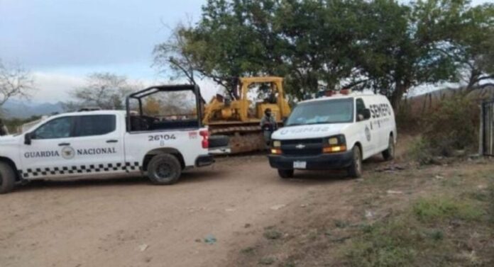 Hallan restos en fosa en Sinaloa; podrían ser los mineros secuestrados. Hasta ahora las autoridades no se han pronunciado.