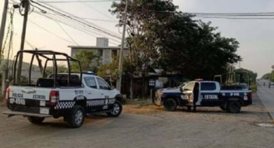 Sujetos armados abandonan un cuerpo cerca de la base de la Policía Municipal de Cosoleacaque, Veracruz