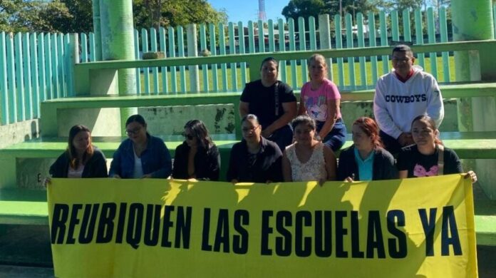 Pobladores piden que se reubiquen dos escuelas que colindan con la refinería Dos Bocas. Autoridades minimizan la situación.