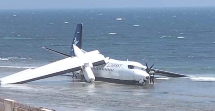 Video: Se estrella avión con 55 pasajeros a bordo poco después de despegar en Somalia