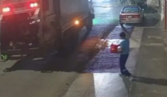 Video Recolector de basura recoge una bolsa llena de dinamita encendida en Perú
