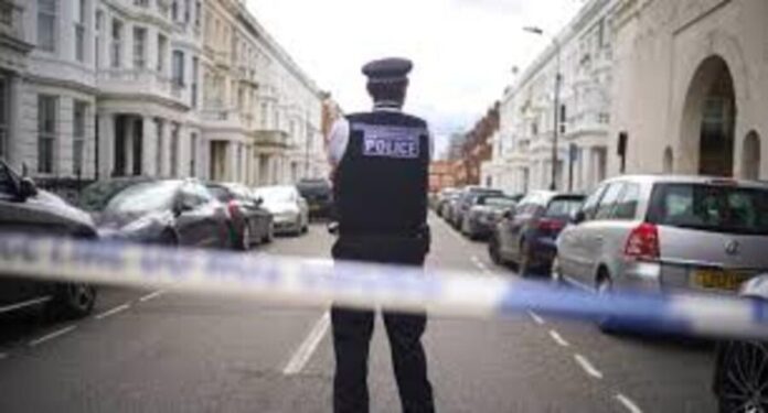 Adolescente de 13 años apuñala a dos compañeros dentro de una escuela en Londres, Inglaterra