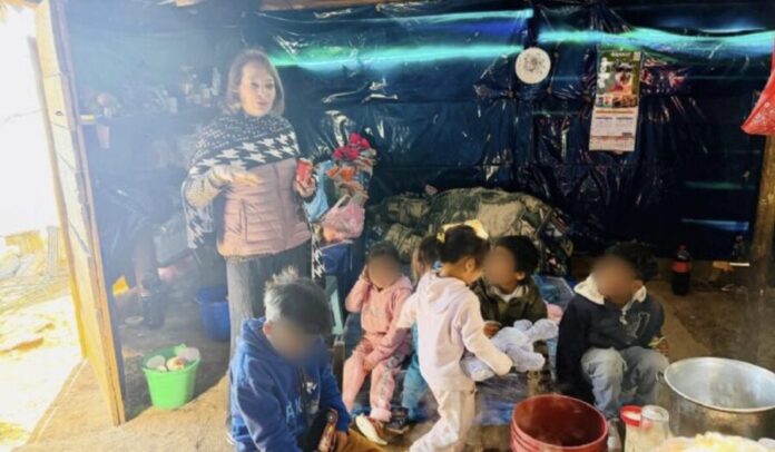 Rescatan a ocho menores que vivían solos en una casa de cartón en Chiapas; se cubrían del frío con bolsas de plástico