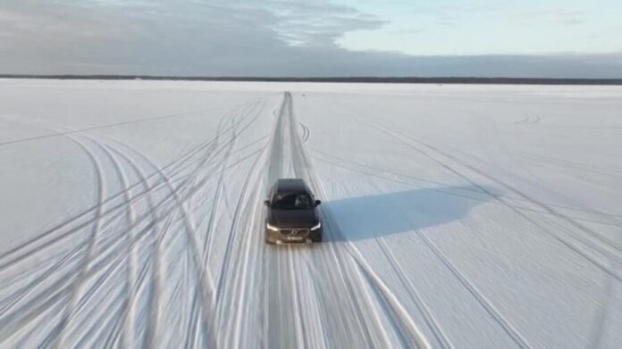 Mar congelado permite a Estonia abrir carretera de hielo de 20 kilómetros entre dos islas