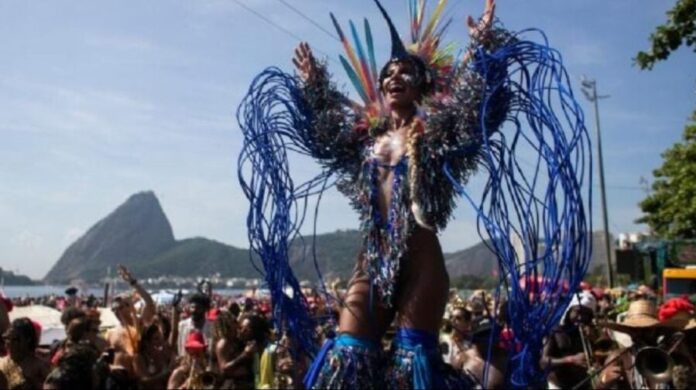 Policías con máscaras de La Casa de Papel detienen a ladrones de celulares en el Carnaval de Río de Janeiro.