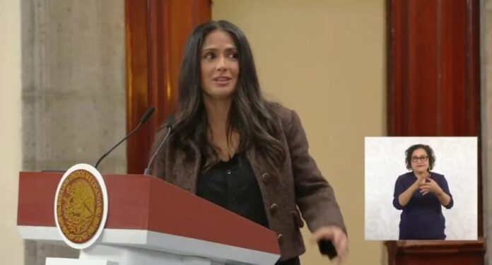 La actriz y productora Salma Hayek reconoce el apoyo al cine brindado por Mara Lezama y Claudia Sheinbaum.