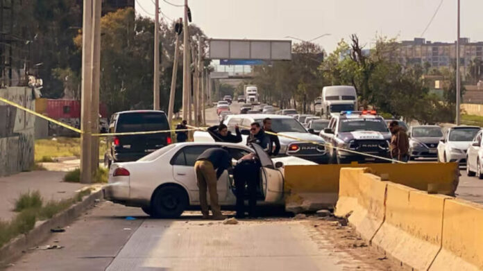 Muere conductor tras impactarse contra muro de contención rumbo al aeropuerto de Tijuana, Baja California