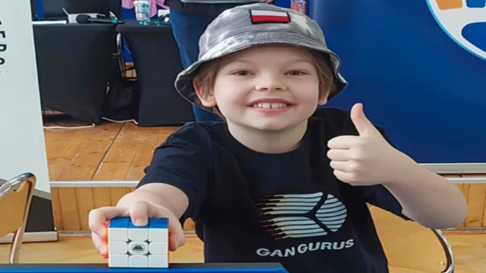 Niño de Polonia logra récord mundial al resolver cubo de Rubik en tres segundos