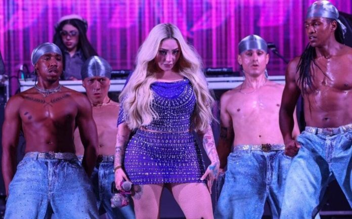 Bellakath congrega a más de 20 mil personas en el primer concierto del Carnaval de Playa del Carmen en este 2026.