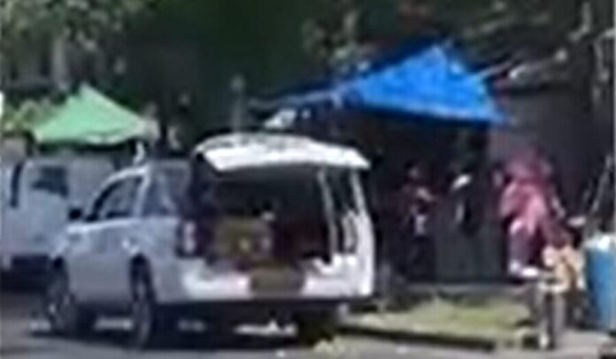 Video: Hombres revenden flores de un funeral para San Valentín en Jalisco