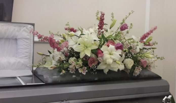 Video Hombres revenden flores de un funeral para San Valentín en Jalisco