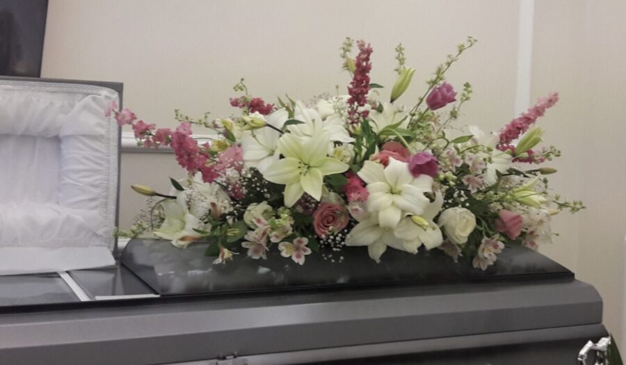 Video: Hombres revenden flores de un funeral para San Valentín en Jalisco