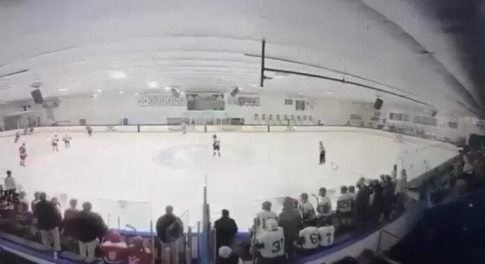 Mueren tres personas durante tiroteo en partido de hockey sobre hielo en Estados Unidos. Más violencia en ese país.