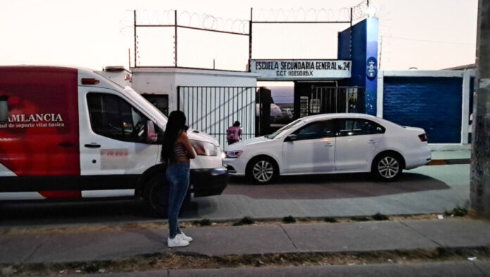 Menor cae desde un segundo piso en una secundaria en León, Guanajuato