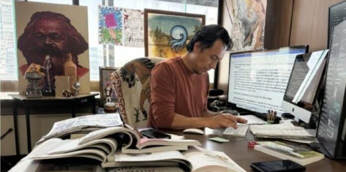 Marx Arriaga Navarro deja la SEP tras cuatro días atrincherado; firmó 105 plazas para contratados por honorarios.