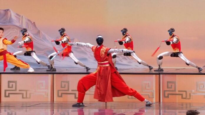 Robots humanoides hacen rutina de kung fu en televisión de China