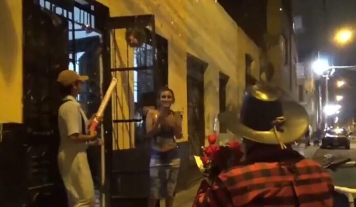 Video Con flores y serenata detienen a presunta narcomenudista en Perú