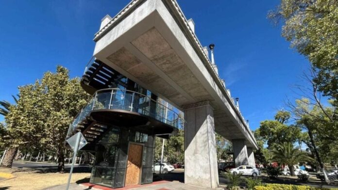 Rescatan a menor que intentaba arrojarse desde un puente en Durango