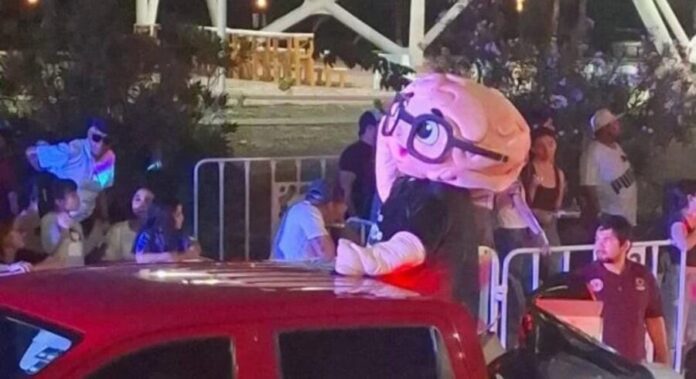 Detienen a una persona con botarga de sobrino de Layda Sansores en Carnaval de Ciudad del Carmen, Campeche.