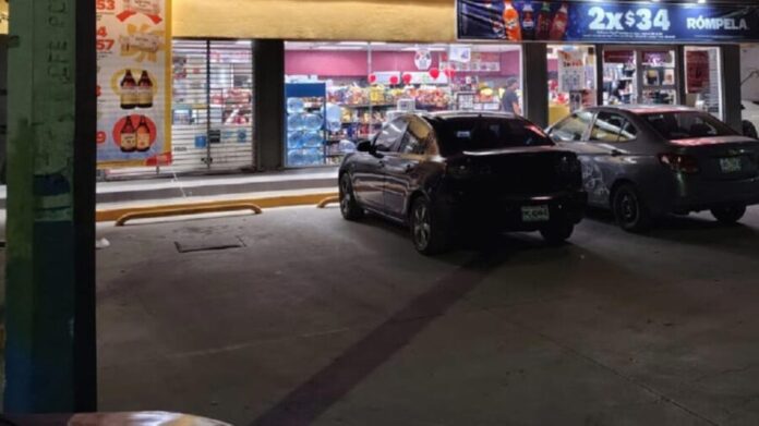 Trabajadoras de tienda de conveniencia son golpeadas y arrastradas por ladrones en Torreón, Coahuila