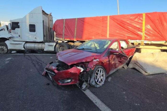 Quedan 10 personas lesionadas luego que tráiler embistiera a siete vehículos en Tlaxcala